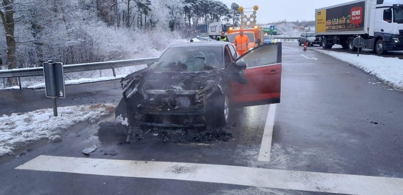 Kraftfahrzeugbrand klein, Menschenleben in Gefahr (FK1#Y)