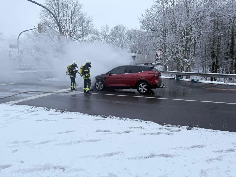 Kraftfahrzeugbrand klein, Menschenleben in Gefahr (FK1#Y)