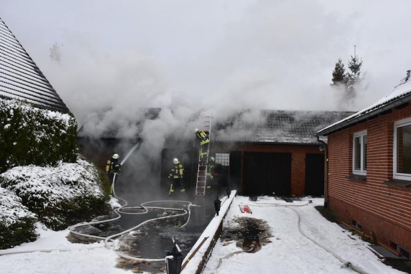 Feuer groß, Menschenleben in Gefahr (F3Y)